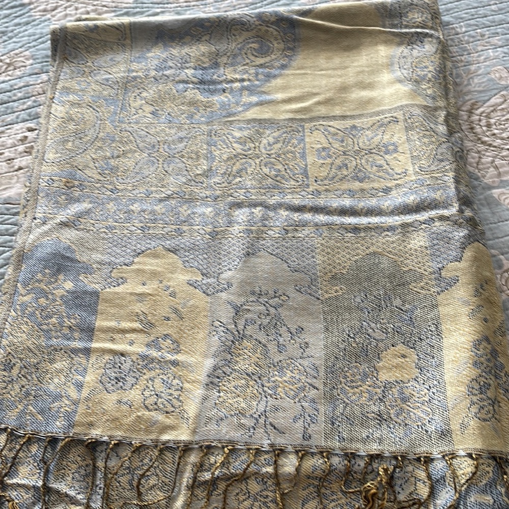 Pashmina silk shawl has a pull see photo and video beautiful but flawed